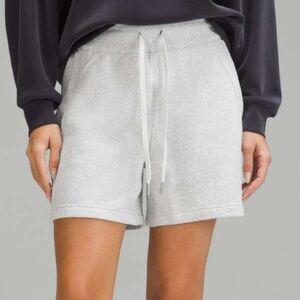 Lululemon Scuba High-Rise Short 5"
Heathered Core Ultra Light Grey Size 6